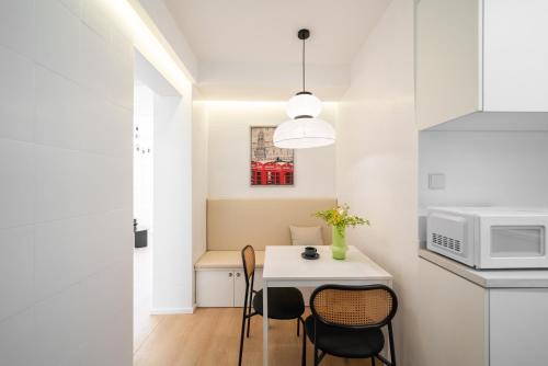 Kuchyň nebo kuchyňský kout v ubytování Shanghai Yi Du B&B -150m from Jiashan Rd Metro Exit 5 - Credit Cards Accepted