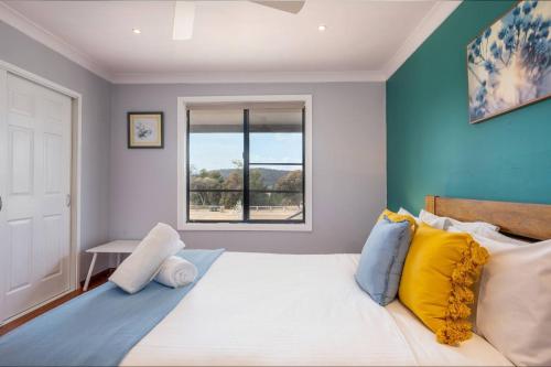 sypialnia z dużym łóżkiem i oknem w obiekcie Private Rural Solace at Saje Farm in Cooks Gap w mieście Moolarben