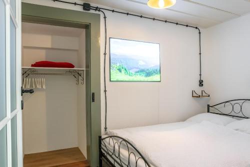 Schlafzimmer mit einem Bett und einem Fenster in der Unterkunft Black Forest Moments inkl. Sauna für 8 Personen in Hüfingen