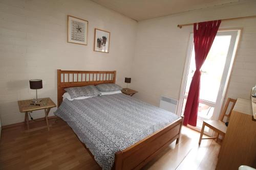 1 dormitorio con cama y ventana grande en GASMIM29 - Golfe de St-Tropez, chalet climatisé dans domaine arboré, en Gassin