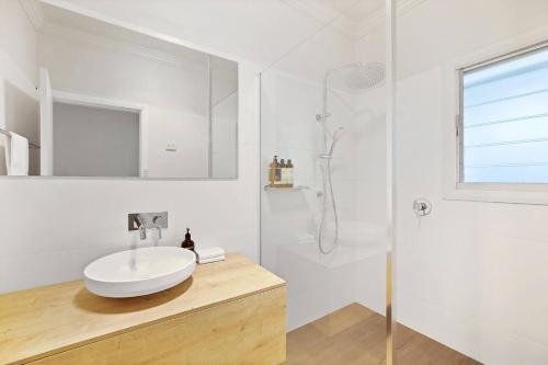 bagno bianco con lavandino e doccia di 'Bonnie View' A Magnificently Luxurious Retreat a Mudgee