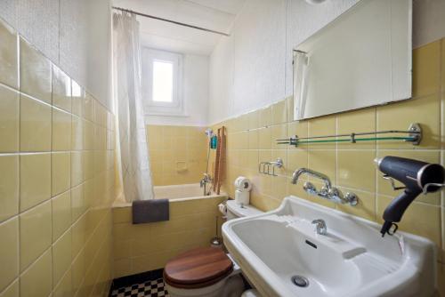 bagno con lavandino e servizi igienici di Central Apartment in Laussane a Losanna