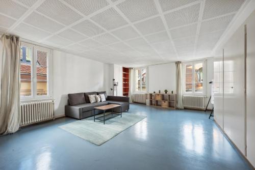 uma sala de estar com um sofá e uma mesa em Central Apartment in Laussane em Lausanne