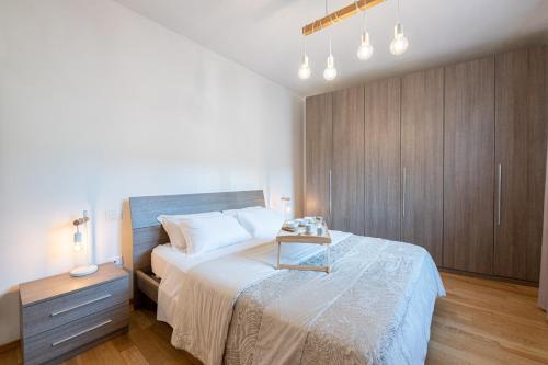 een slaapkamer met een bed en een houten kast bij Art Design Home Firenze in Florence