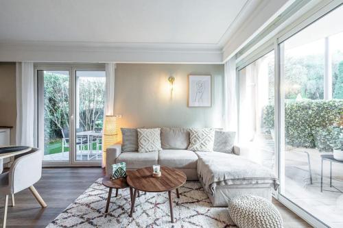 Cannes Elegant and Chic 2 Bedroom Apt with Pool