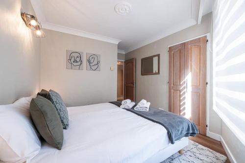 une chambre avec un lit blanc et une fenêtre dans l'établissement Cannes Elegant and Chic 2 Bedroom Apt with Pool, à Cannes