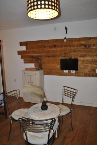 Un comedor con mesa y sillas y un televisor. en la morra, en Viterbo