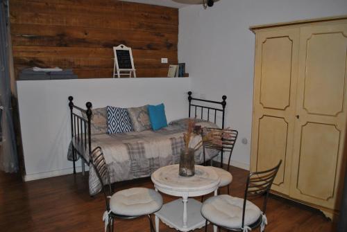 een slaapkamer met een bed en een tafel en stoelen bij la morra in Viterbo