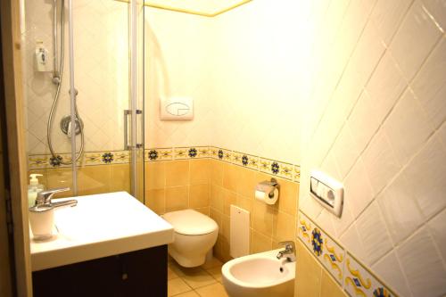 La salle de bains est pourvue d'une douche, d'un lavabo et de toilettes. dans l'établissement La Perla Antica, à Vietri