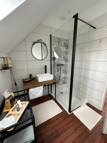 une salle de bain avec douche et lavabo dans l'établissement La tinoche, à Sauvigny-le-Bois