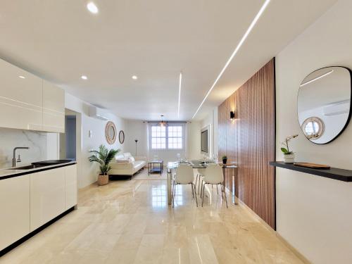 una cucina e un soggiorno con tavolo e sedie di The Stylish Apartment a Puerto de la Cruz