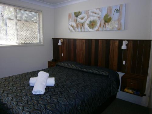 A bed or beds in a room at Kellys Motel Oakey