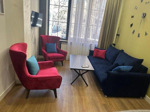 un soggiorno con un divano e due poltrone di Elegant Apartment a Yerevan