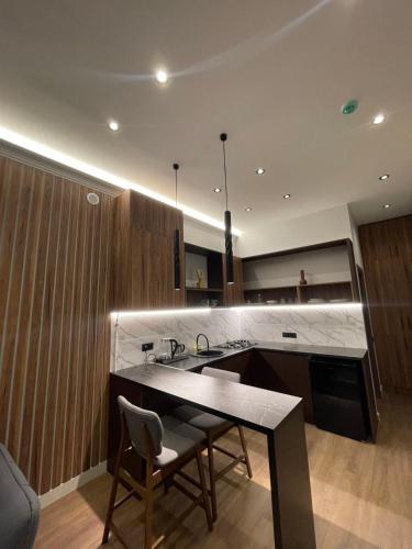 una cucina con tavolo, sedie e bancone di Elegant Apartment a Yerevan