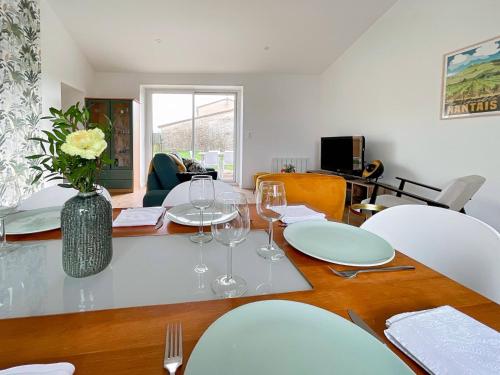 une salle à manger avec une table et des verres à vin dans l'établissement Échappée de la Loire - Jardin - Parking - 3 chamb., à Divatte sur Loire