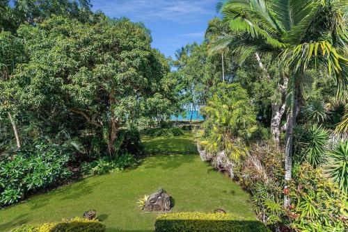 una vista aérea de un parque con palmeras en Bramston Beach - Premium Holiday House, en Bramston Beach