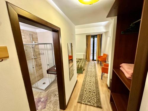 a hallway with a glass door leading to a room at Pensiunea Rasnoava in Predeal