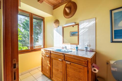 bagno con lavandino e specchio di La Ferme de Leychoisier a Bonnac-la-Côte