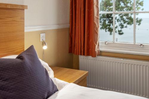 Katil atau katil-katil dalam bilik di Babbacombe Royal Hotel and Carvery