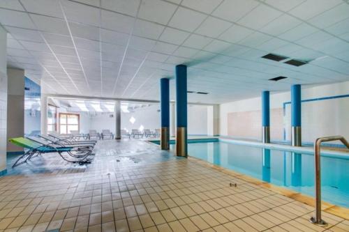 - une piscine dans un bâtiment avec piscine dans l'établissement Studio aux pieds des pistes, des chemins de Rando, à Les Déserts