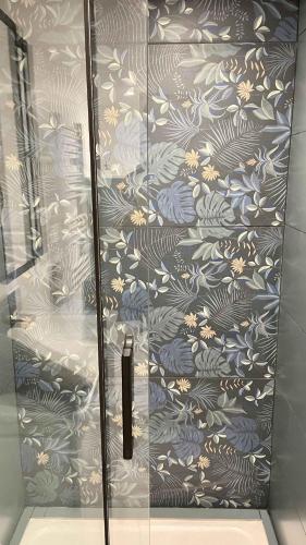 une porte en verre avec des motifs floraux sur elle dans l'établissement Appartement au calme dans le quartier historique pour 4 personnes avec espace extérieur, à Pau