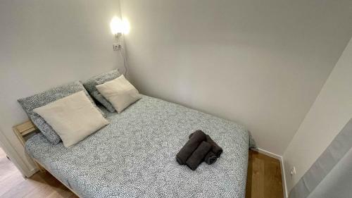 Un pequeño dormitorio con una cama con un animal de peluche. en Appartement au calme dans le quartier historique pour 4 personnes avec espace extérieur, en Pau