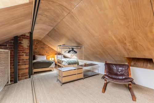 Habitación circular con cama y silla en Explore the Locale in a Sustainable Renovated Pub en Melbourne