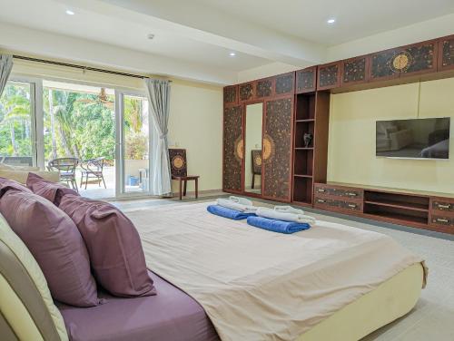 Televisyen dan/atau pusat hiburan di Seaview Garden Apartment - by KohChangVillas