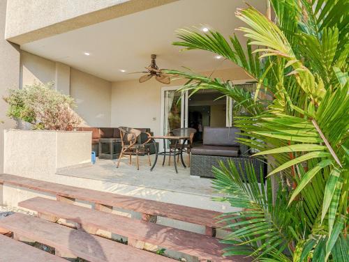 Balkoni atau teres di Seaview Garden Apartment - by KohChangVillas