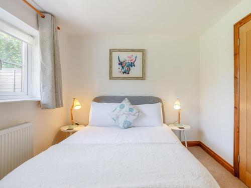 - une chambre avec un grand lit blanc et deux lampes dans l'établissement 1 bed in Wedmore 51338, à Chapel Allerton