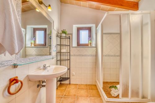 La salle de bains est pourvue d'un lavabo et d'une douche. dans l'établissement Can Xim, à Felanitx