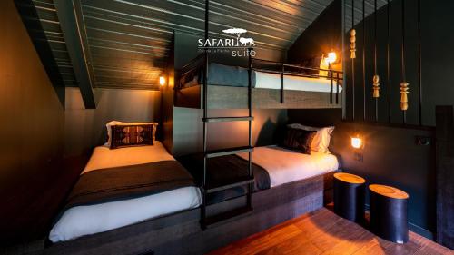 a room with two bunk beds in a room at Safari Suite Zoo de la Flèche in La Flèche