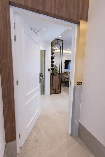 a hallway with a door leading to a living room at RIVA sleep & chill in Valjevo