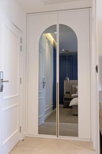 a mirrored door with a mirror in a room at RIVA sleep & chill in Valjevo