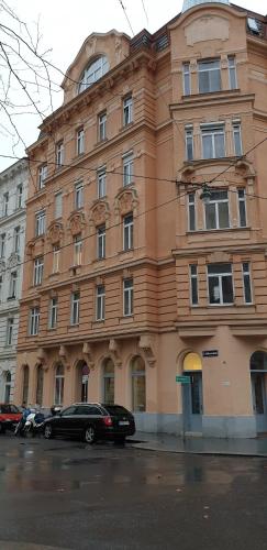 un gran edificio con un coche aparcado delante de él en Nähe Naschmarkt en Viena