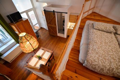 - Vistas a un dormitorio con cama y mesa en CITYSTAY Sopockie studio w stylu skandynawskim! en Sopot