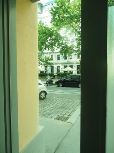 una ventana con vistas a una calle de la ciudad en Nähe Naschmarkt en Viena