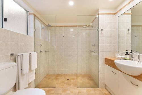ein Bad mit einem WC, einem Waschbecken und einer Dusche in der Unterkunft Mai at Coral Horizons: A Relaxed Beach Retreat in Palm Cove