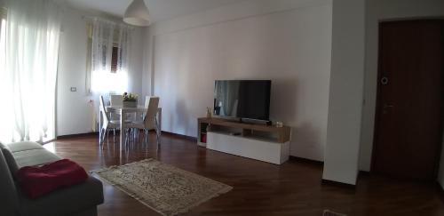 a living room with a television and a table with chairs at Appartamento Trinacria in Palermo