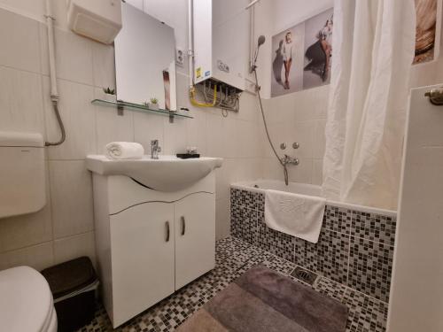 y baño con lavabo y bañera. en P6 Apartment by NW, en Budapest
