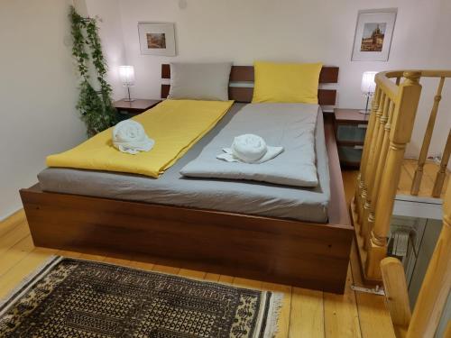 Una cama con dos toallas en una habitación en P6 Apartment by NW, en Budapest