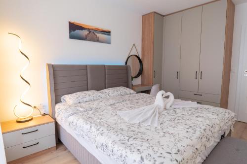 Schlafzimmer mit einem Bett, einer Kommode und einem Spiegel in der Unterkunft New Modern & Cozy apartment with free parking in Warna