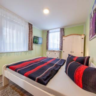 a bedroom with a large bed and two pillows at Großer Gartenbungalow Nr 3 mit Terrasse - Strandvogtei Sellin in Ostseebad Sellin