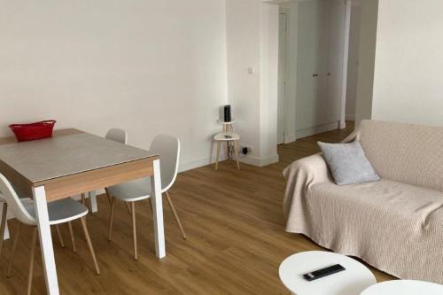 un salon avec une table et un canapé dans l'établissement Beautiful family cocoon of 65 m close to the sea, à Cannes