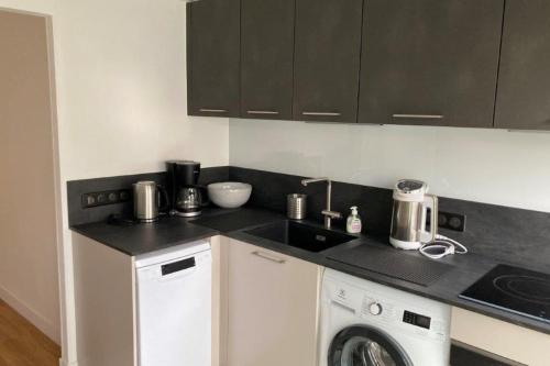 une cuisine avec une machine à laver et un lave-linge dans l'établissement Beautiful family cocoon of 65 m close to the sea, à Cannes