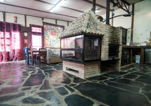 馬德里烏馬內斯德的住宿－Multiespacio Bu2，一个带桌子的房间里一个大砖砌壁炉