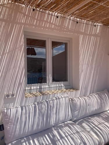 カダケスにあるThe Green Houseの窓とソファ付きの白い部屋