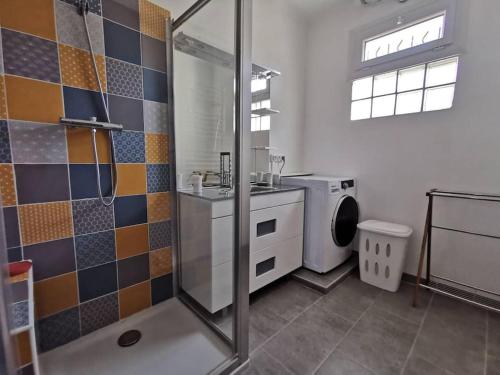 une salle de bain avec douche et machine à laver dans l'établissement Ramadier 3 chambres climatisation 10 mn à vélo du cœur historique de la ville quartier facile à vivre, à Avignon