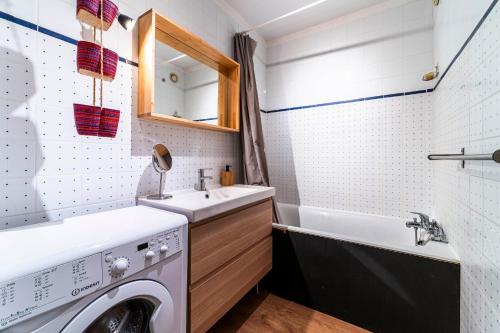 ein kleines Bad mit einer Waschmaschine und einem Waschbecken in der Unterkunft Appartement Charmant à Lille in Lille
