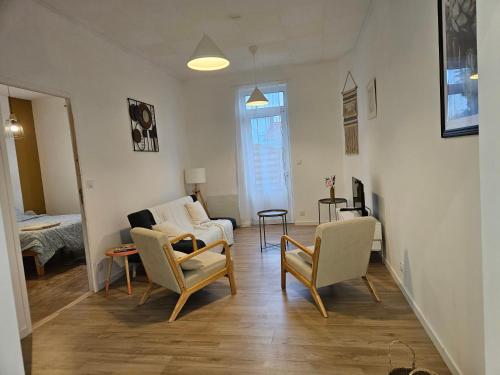 un salon avec deux chaises et un canapé dans l'établissement MAISON A CENTRE VILLE ET 5 MIN A PIED PLAGE, à Royan